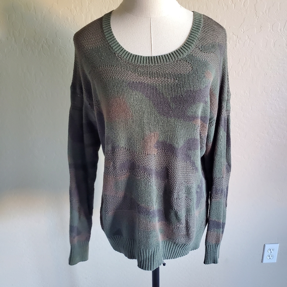 ⭐ 4/$20 Urban Outfitters‎ Camo Sweater Medium